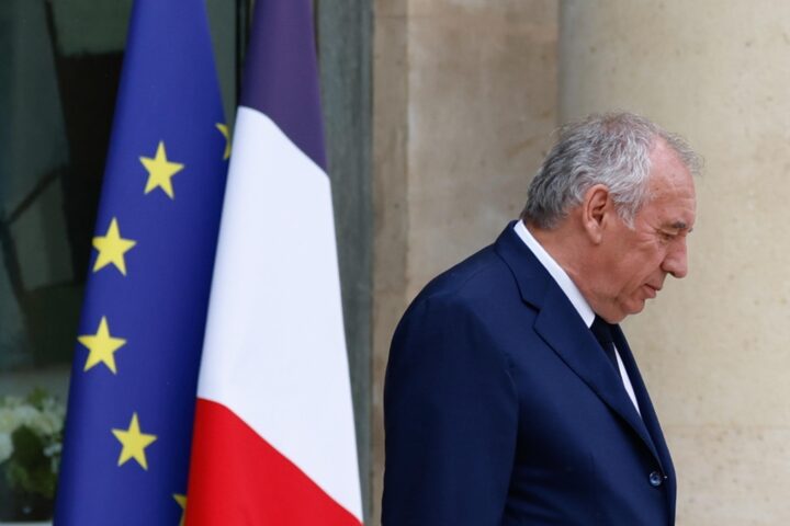 "Bayrou in crisi: il premier invita i francesi a lavorare di più dopo l'annuncio del bilancio"
