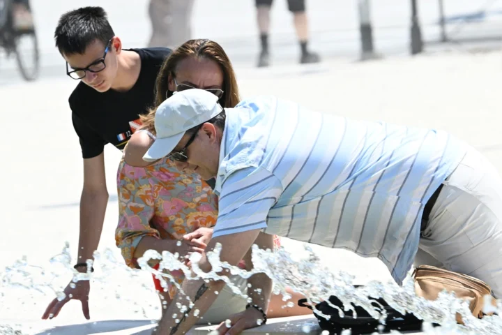Caldo letale: due morti in Sardegna e una bimba a Versailles, venerdì 20 città in allerta rossa