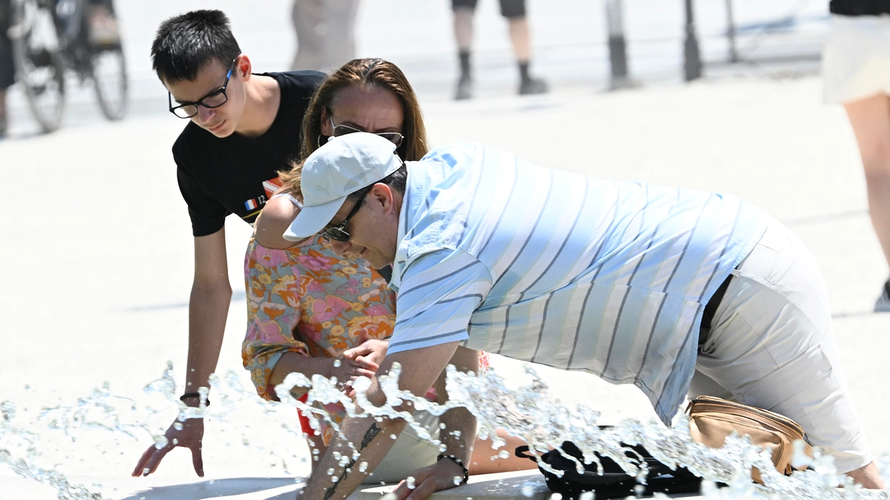 Caldo letale: due morti in Sardegna e una bimba a Versailles, venerdì 20 città in allerta rossa