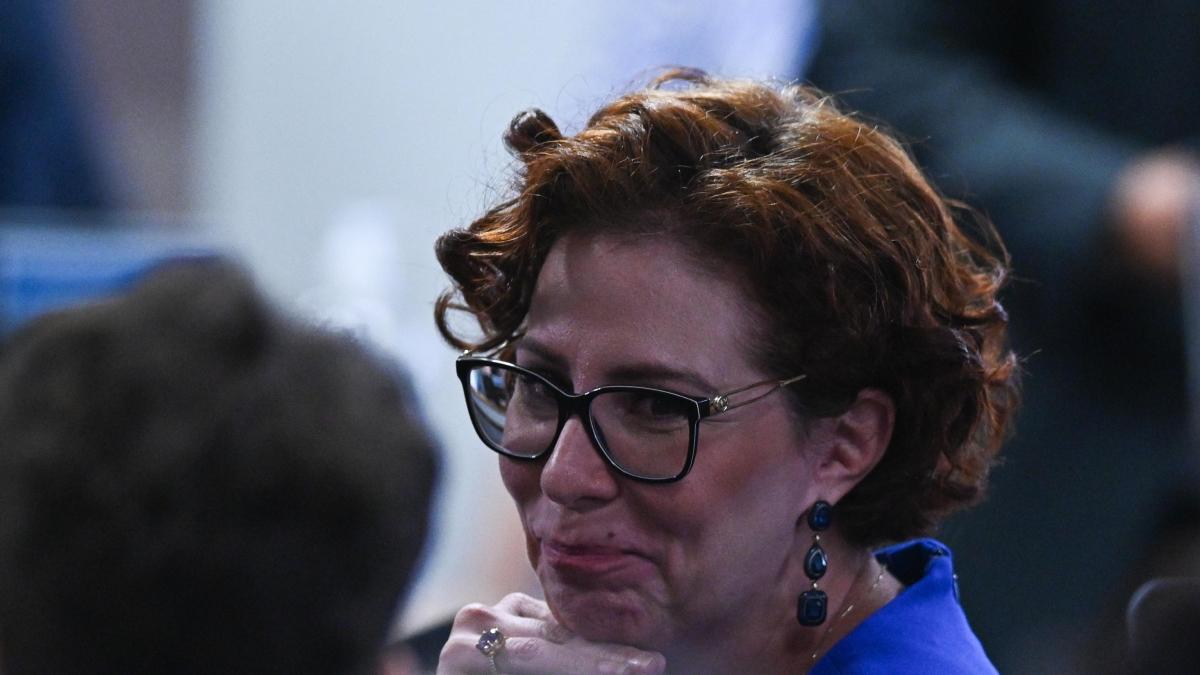 Carla Zambelli, l'ex alleata di Bolsonaro tra armi e complotti