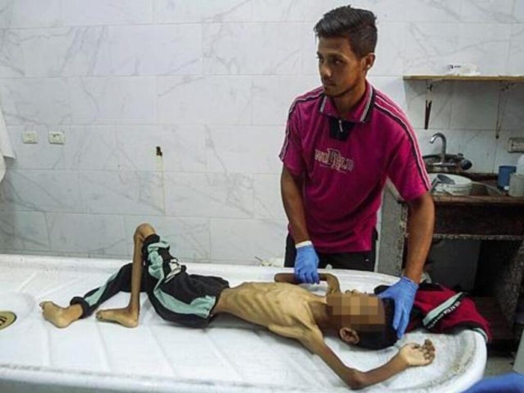 Cibo e aiuti scarsi a Gaza, la vita in gioco per chi cerca sostentamento