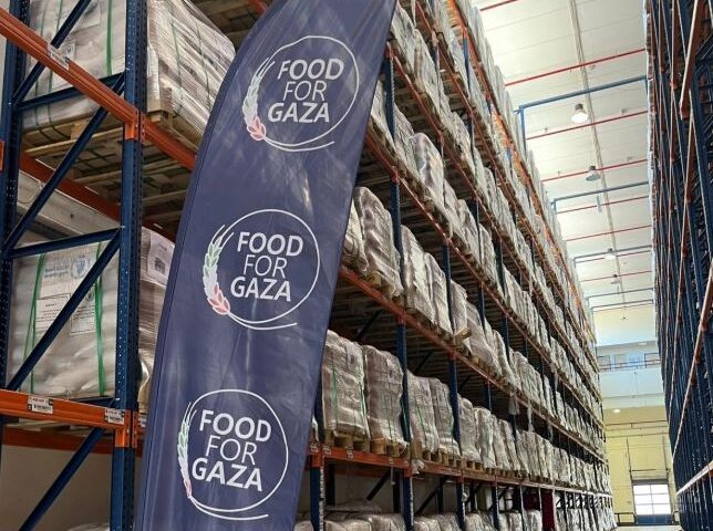 Cibo per Gaza: distribuiti 800 tonnellate di farina, il ministro Urso incontra il collega francese