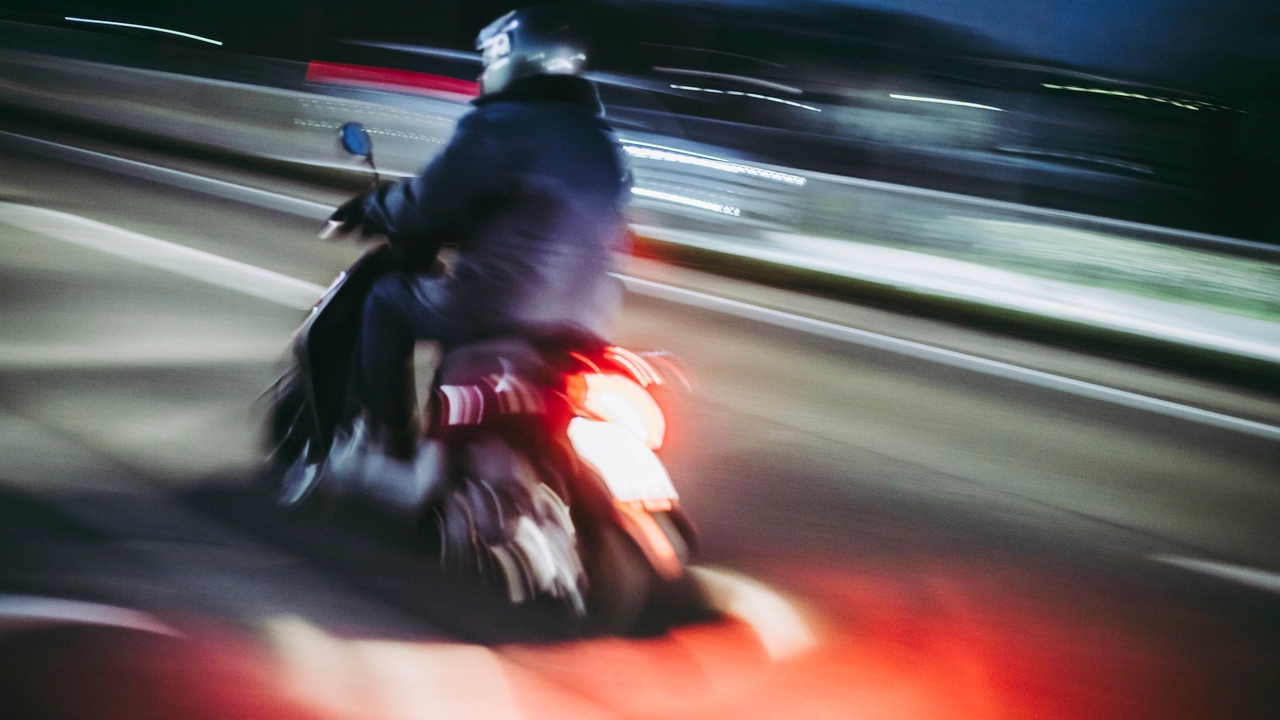 Corse clandestine in scooter: due ragazzi gravemente feriti dopo incidente con auto