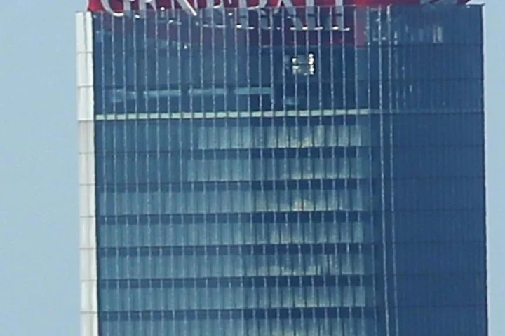 Crollo dell'insegna Generali e sequestri al tetto della torre