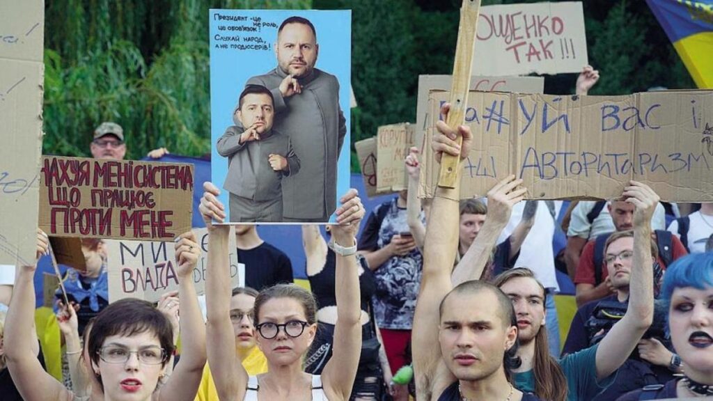 Dagli ex generali alle manovre contro Zelensky: il piano per il cambio al vertice