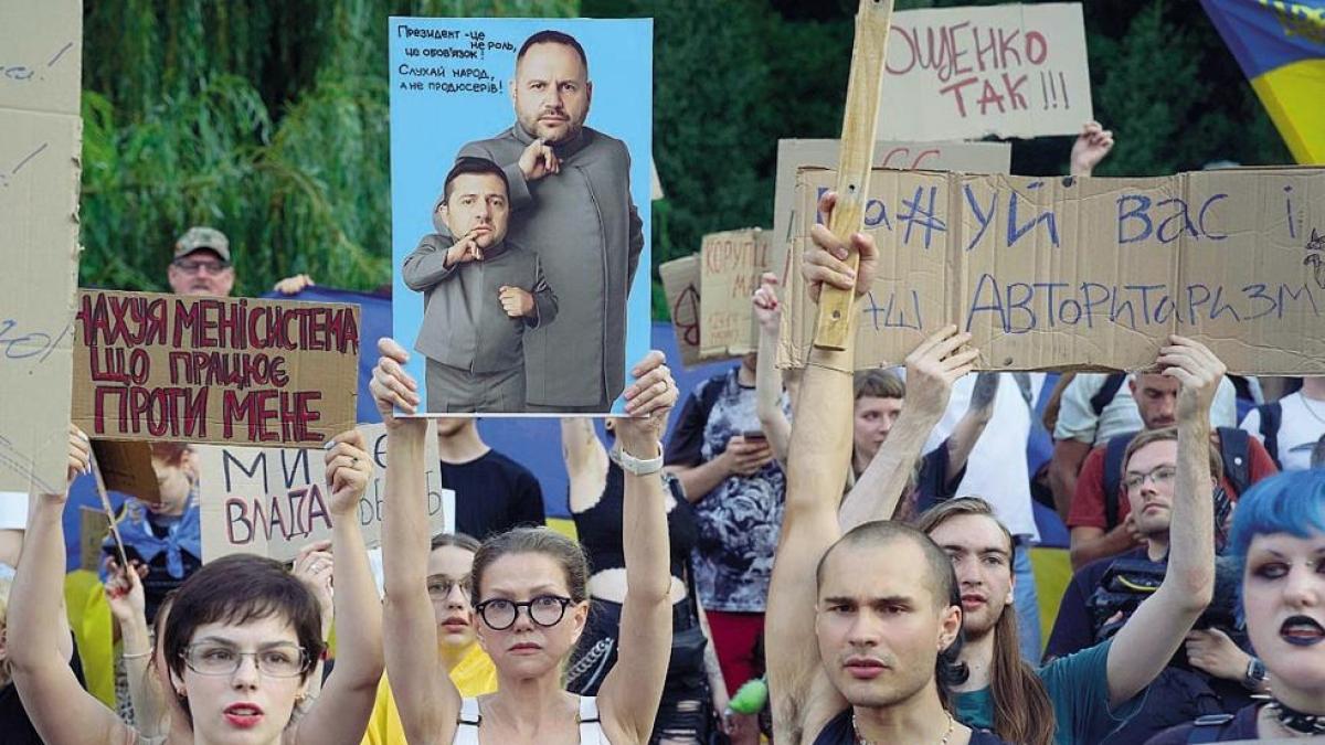 Dagli ex generali alle manovre contro Zelensky: il piano per il cambio al vertice