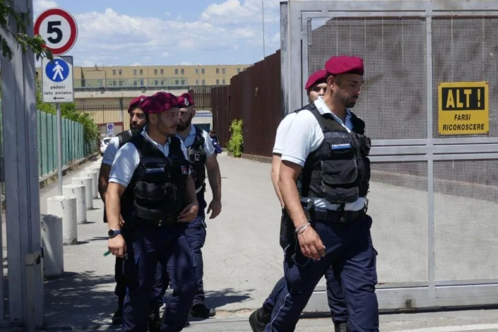 Detenuto a Prato trovato morto: possibile omicidio dopo la rivolta