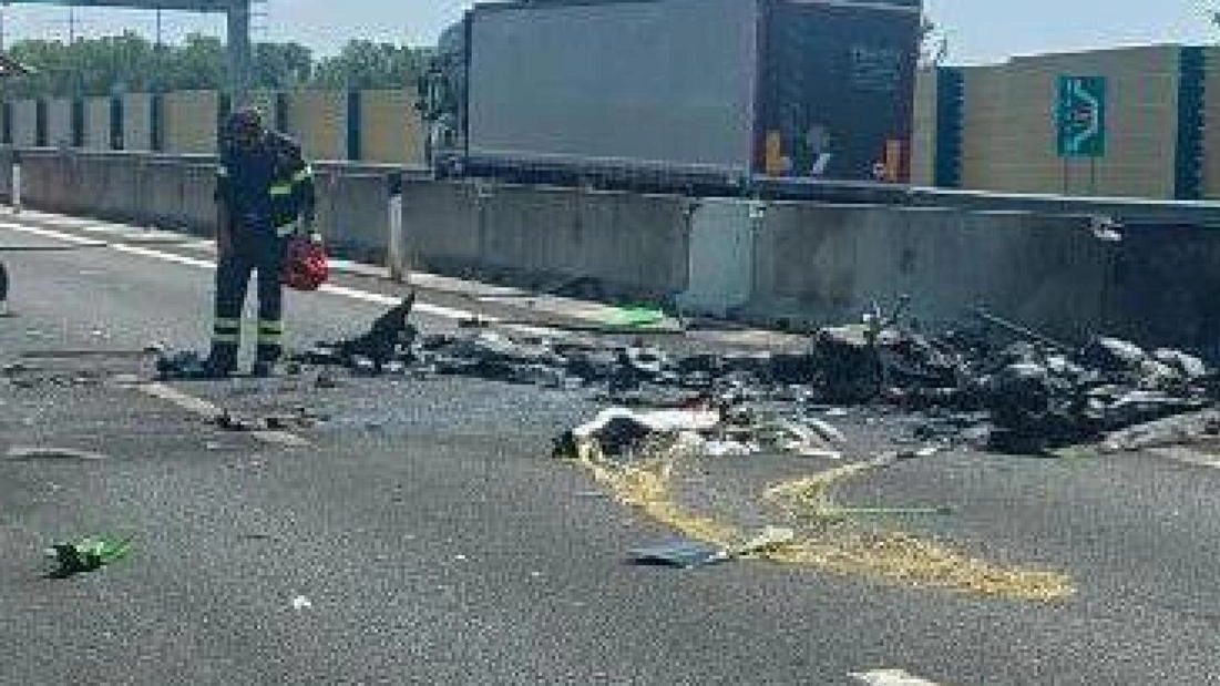 Due piloti morti in un incidente di ultraleggero in autostrada