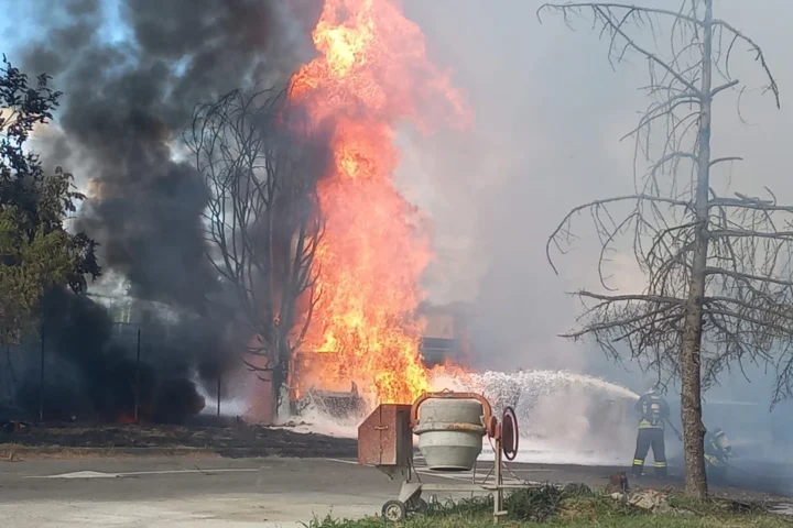 Esplosione a Bologna, camion GPL esce di strada e prende fuoco: autista deceduto, due feriti