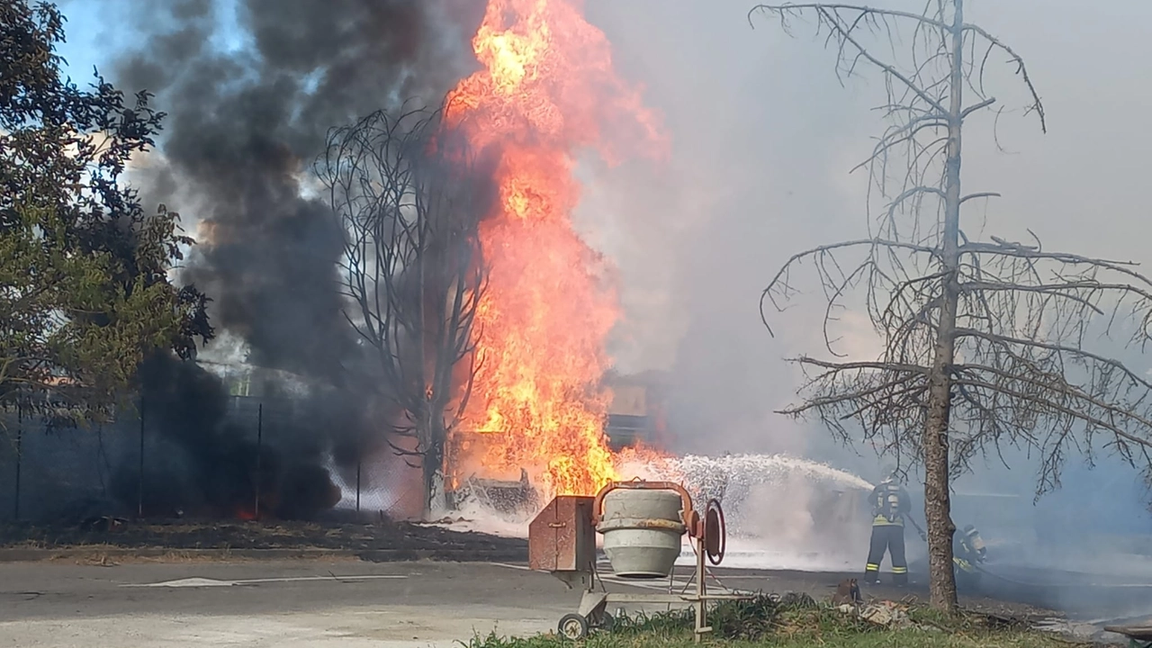 Esplosione a Bologna, camion GPL esce di strada e prende fuoco: autista deceduto, due feriti