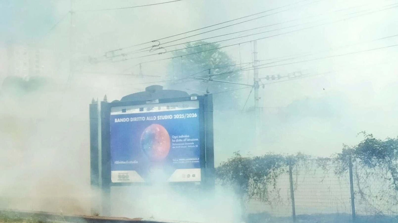 Fiamme incendiano la ferrovia, treni in ritardo per cantieri e caos