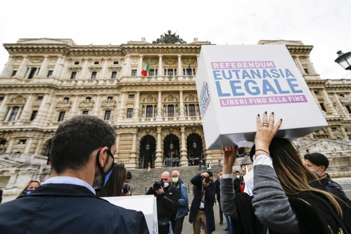 Fine vita, approvato il testo della maggioranza e tutti i dettagli sul ruolo del sistema sanitario e le tempistiche