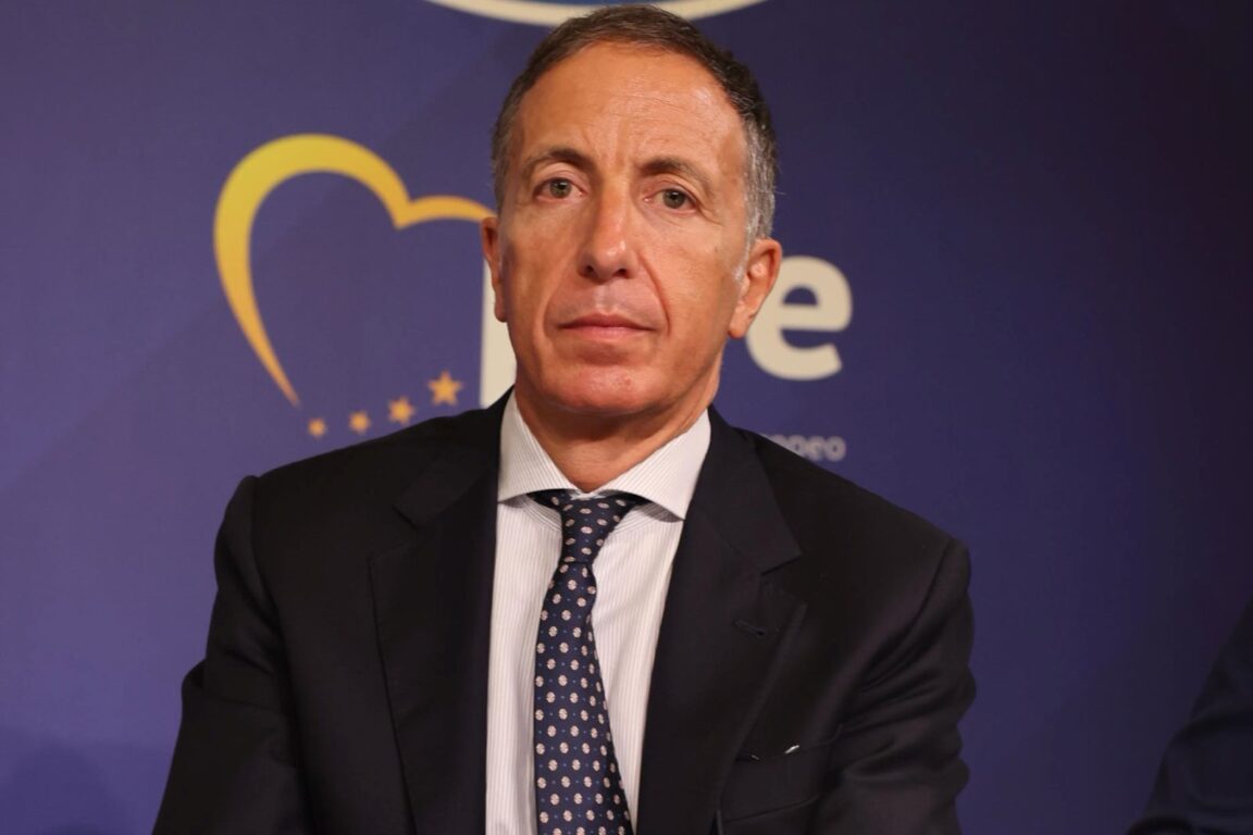 Forza Italia celebra, Antonio Tajani apre lo champagne con 700 m di sostegno da Berlusconi e Fascina