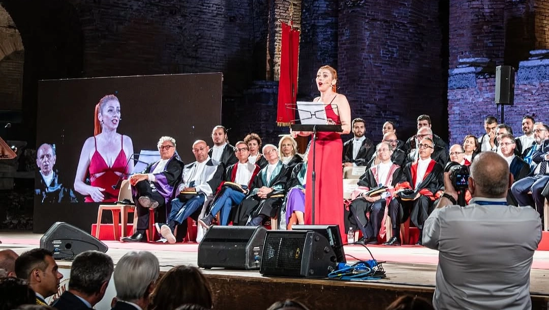 Gabriella Greison, fisica bersagliata sui social per un vestito audace