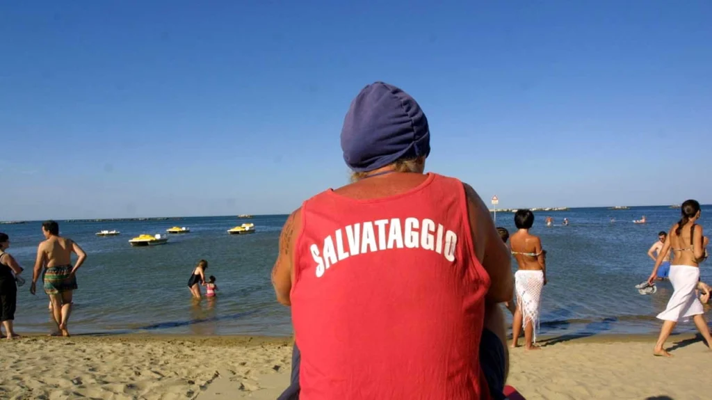 Gaeta, donna salvata dal bagnino dopo essere rimasta intrappolata nella sabbia