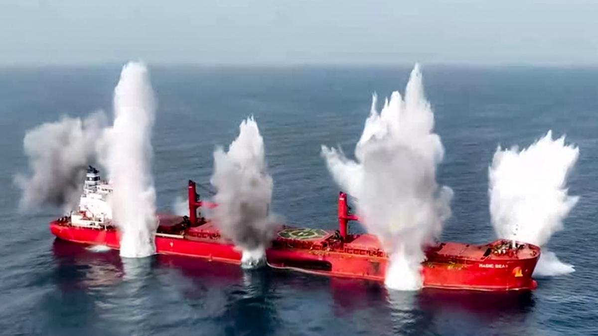 Gli Houthi affondano una nave e sequestrano ostaggi, sanzioni Usa per la relatrice ONU Albanese