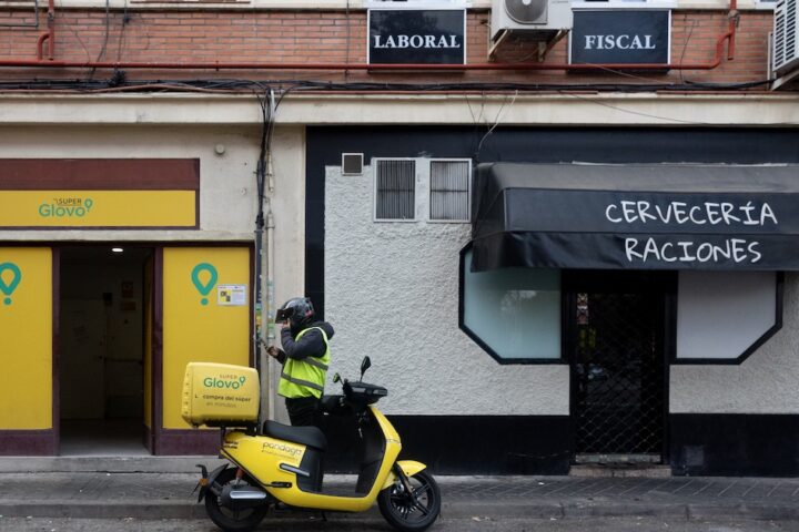 Glovo assume 14mila fattorini in Spagna per conformarsi alla legge del 2021
