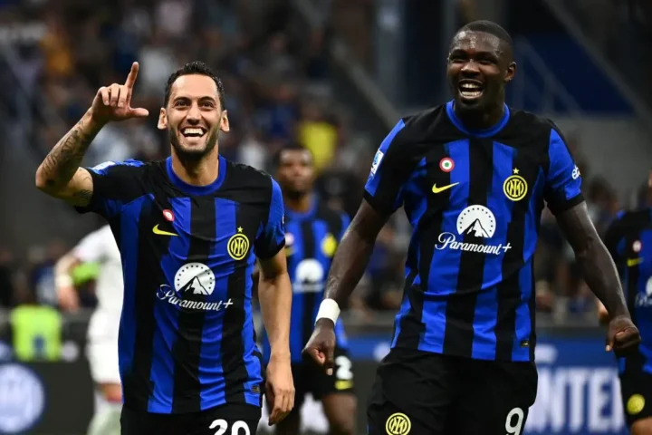 Il centrocampista dell'Inter Hakan Calhanoglu pronto a lasciare i Nerazzurri; Chivu cerca tre sostituti ideali