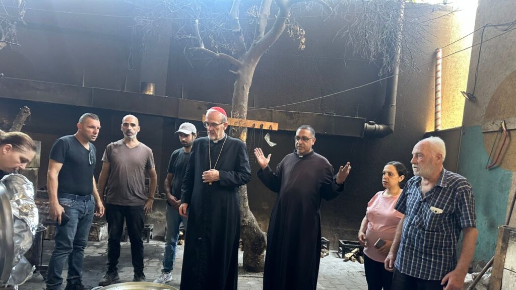 Il diario del cardinale Pizzaballa tra le macerie: ostie in cucina, abbracci ai fedeli e le chiamate del Papa