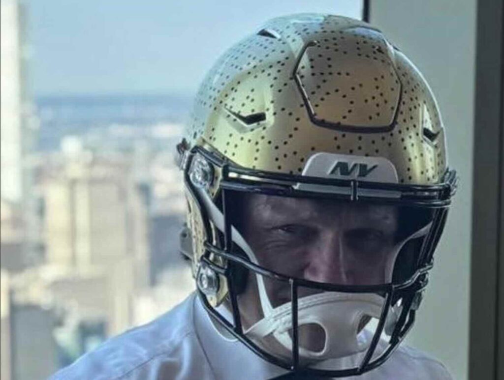 Il ministro Lollobrigida con il "casco di Parmigiano": le reazioni sarcastiche nei commenti