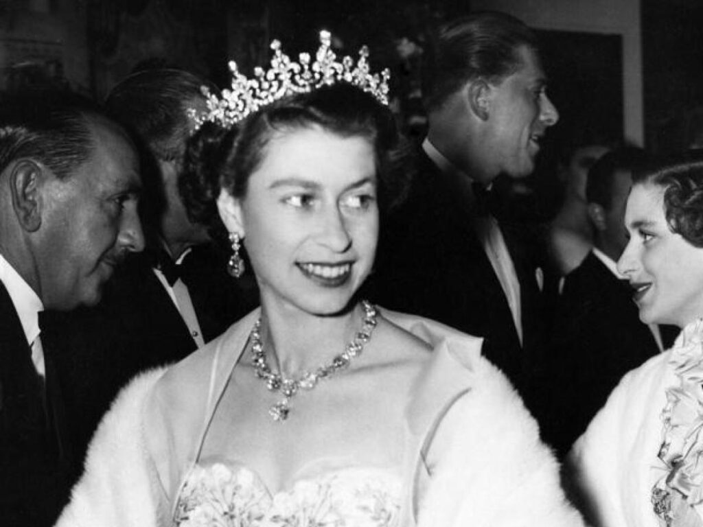 Il soft power della regina: gli abiti di Elisabetta II in mostra per il centenario della sua nascita