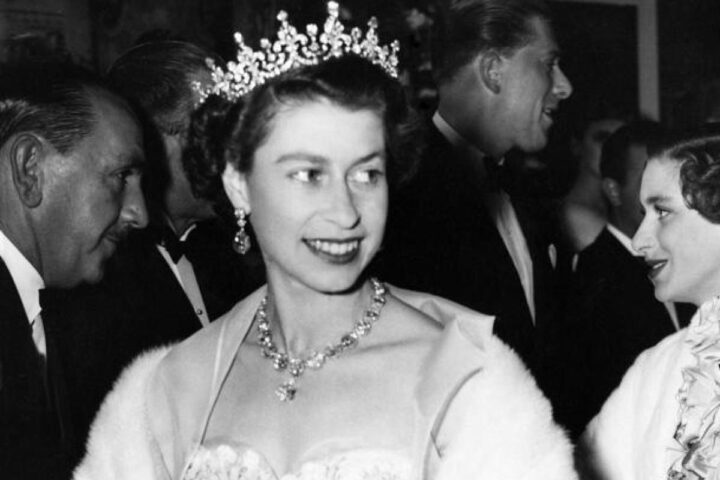 Il soft power della regina: gli abiti di Elisabetta II in mostra per il centenario della sua nascita