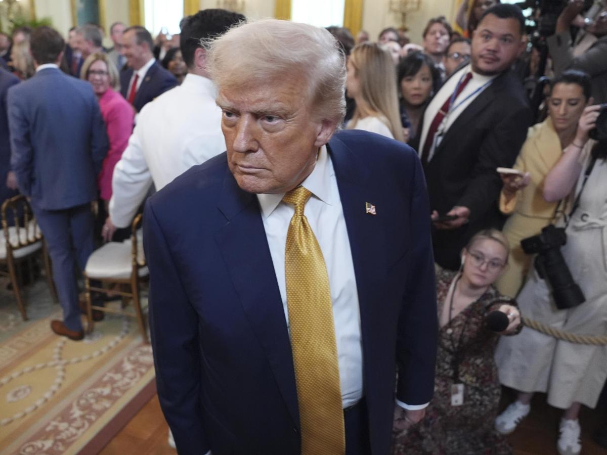 Il Wall Street Journal pubblica una lettera shock di Trump per il compleanno di Epstein