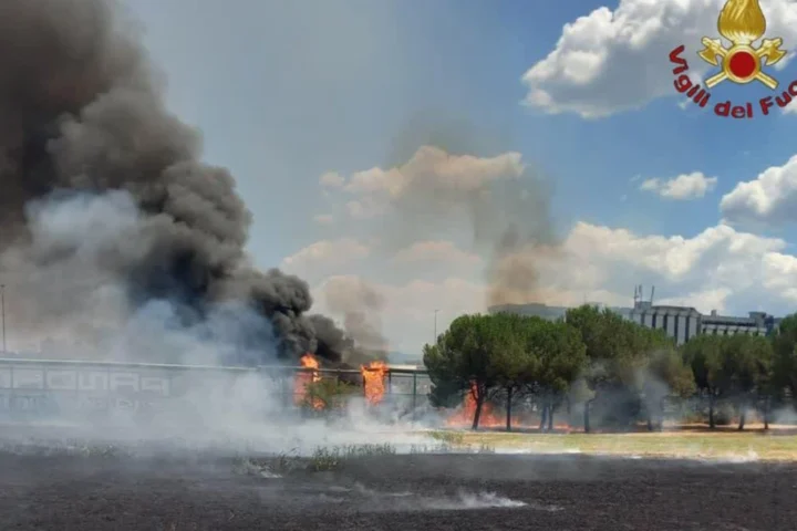 Incendio a Cinecittà est: esplosione di bombole di Gpl, donna salvata e Grande raccordo anulare chiuso con uscite consigliate