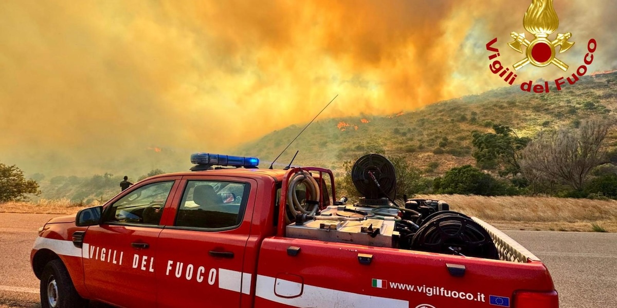 Incendio vicino a Villasimius costringe l'evacuazione via mare