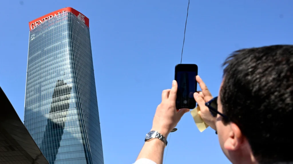 Insegna pericolante a CityLife, attivati i sensori di sicurezza