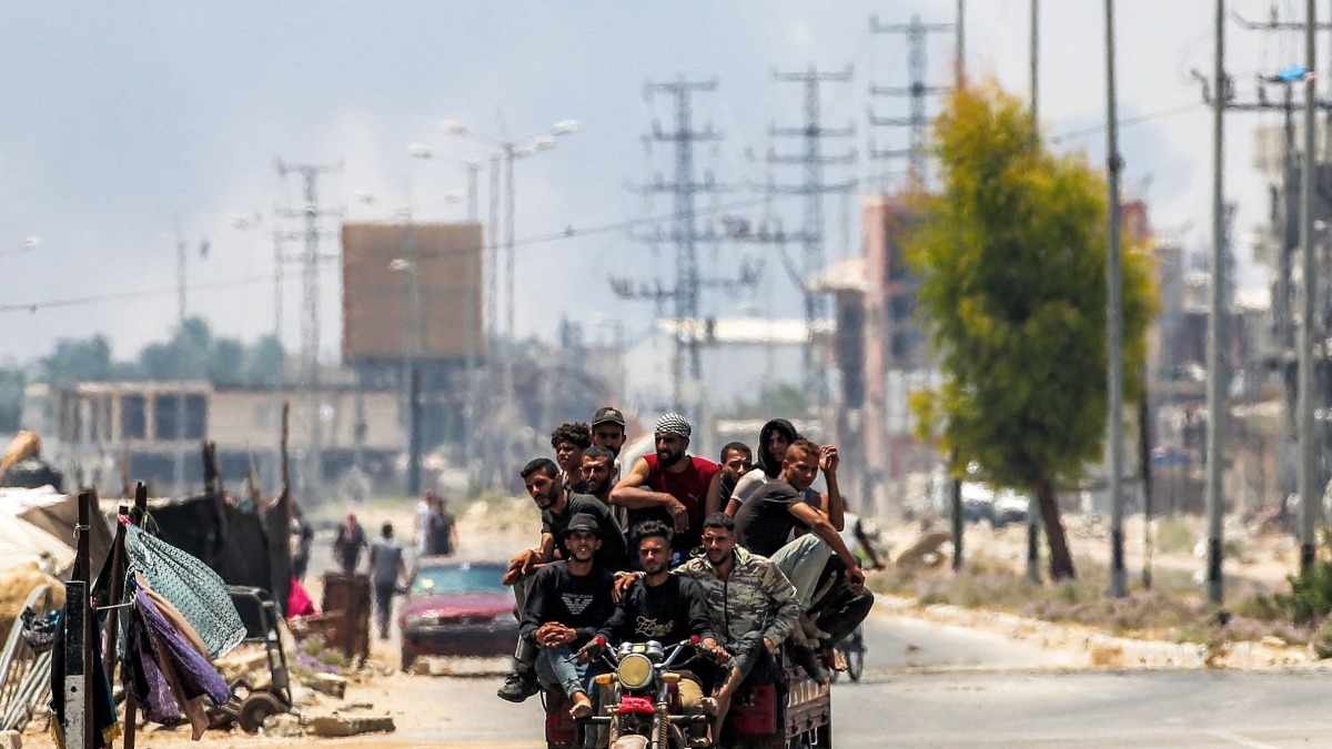 Israele amplia i raid nel centro di Gaza, 25 Paesi condannano la morte di civili