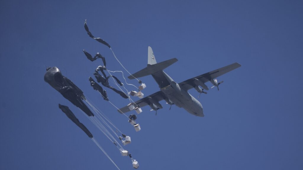 Israele inizia le «pause umanitarie»: primi aiuti aerei per Gaza