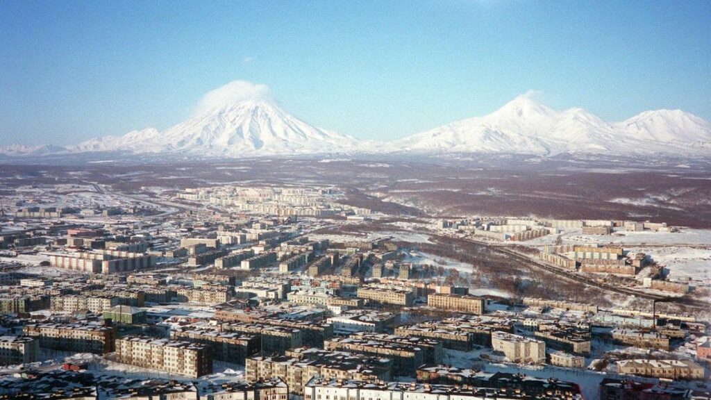 Kamchatka: paesaggio di nebbia e ghiaccio tra trenta vulcani attivi