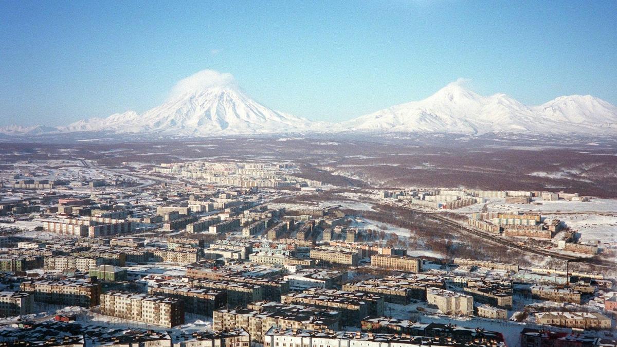 Kamchatka: paesaggio di nebbia e ghiaccio tra trenta vulcani attivi