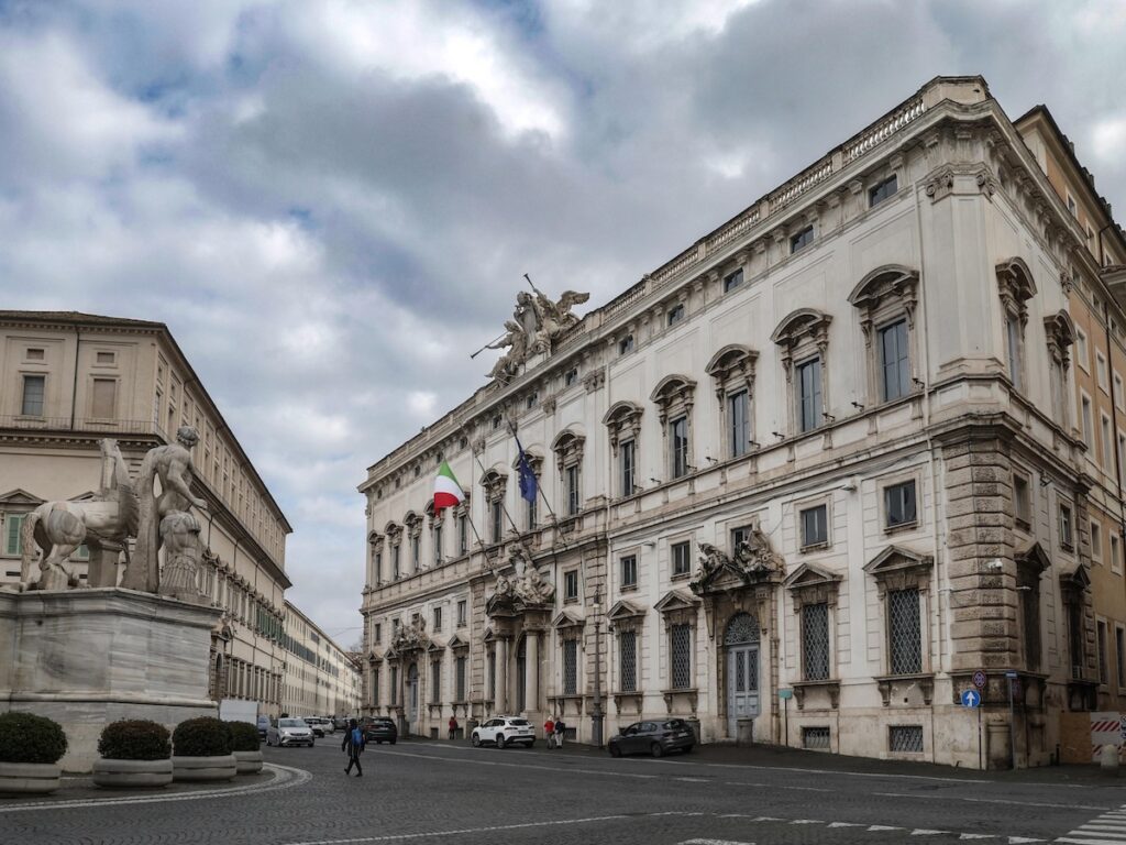 La Consulta annulla il tetto di 240mila euro per manager pubblici e alti magistrati, Meloni ora deve legiferare