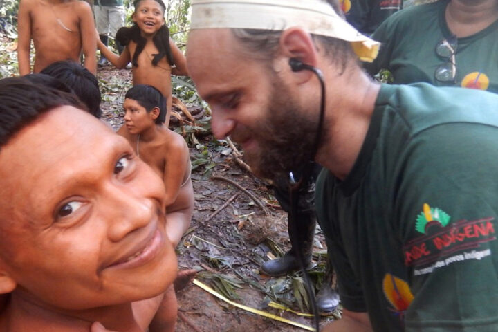 La strategia discutibile dei missionari per evangelizzare le tribù isolate dell’Amazzonia