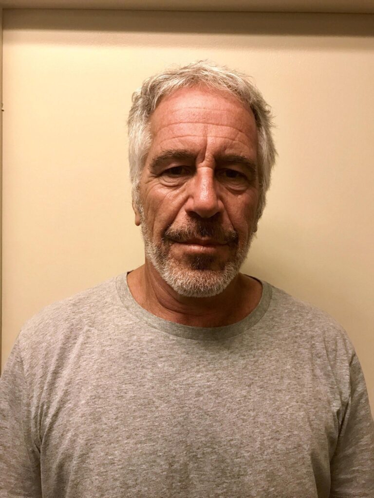 Le ultime ore di Jeffrey Epstein: foto del corpo e video controverse
