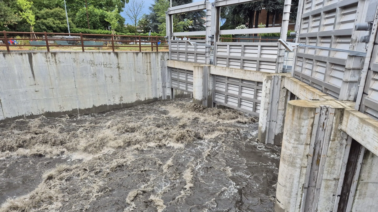 Maltempo a Milano: forte pioggia e vento, attivata la vasca per la piena del Seveso