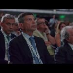 Meloni al Congresso Cisl riceve un mazzo di fiori – Video esclusivo