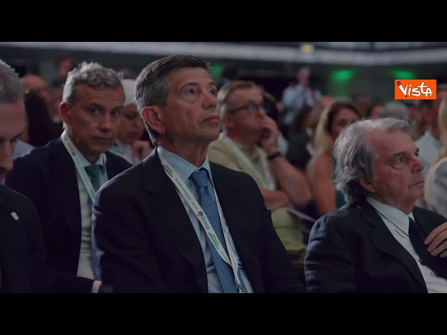 Meloni al Congresso Cisl riceve un mazzo di fiori – Video esclusivo