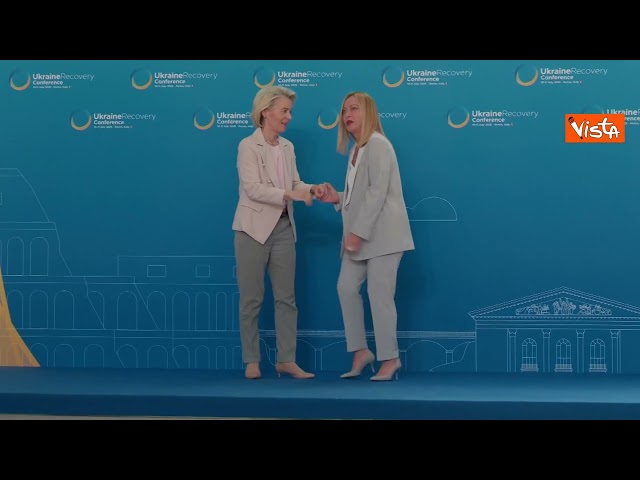 Meloni e von der Leyen si abbracciano e si scambiano baci alle guance alla conferenza per la ricostruzione dell'Ucraina
