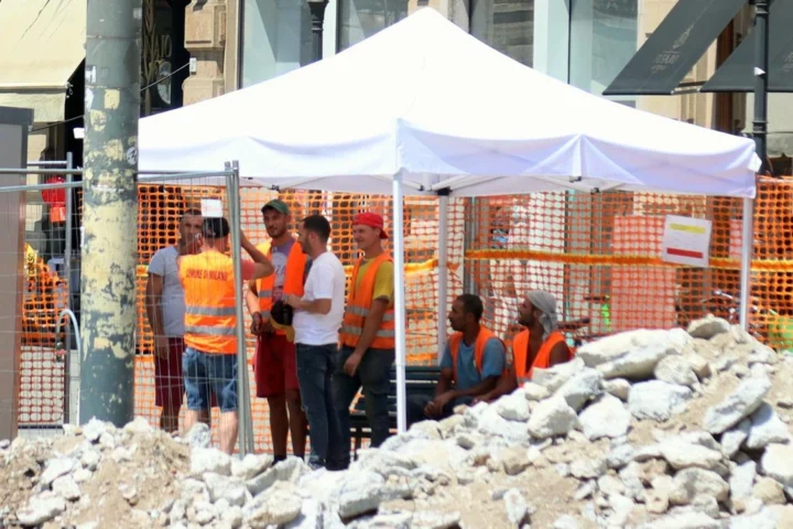 Mezzogiorno a Milano: Gazebo e ruspe fermi, restano solo i rider