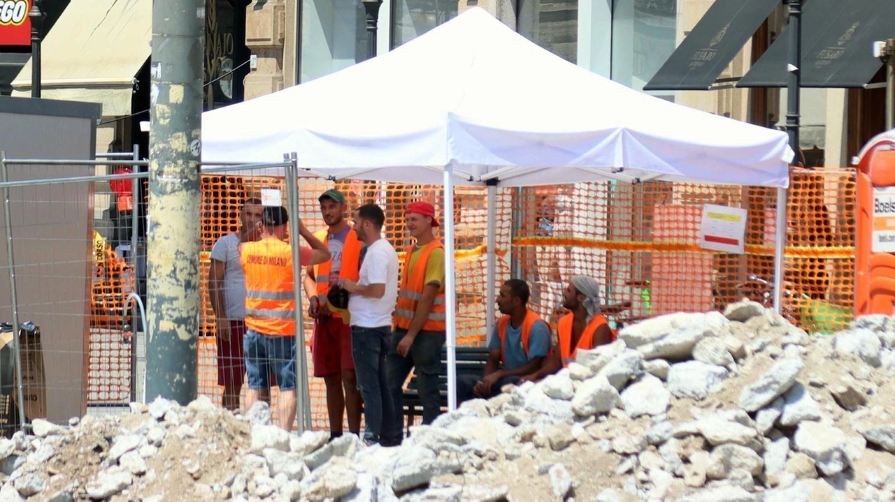 Mezzogiorno a Milano: Gazebo e ruspe fermi, restano solo i rider