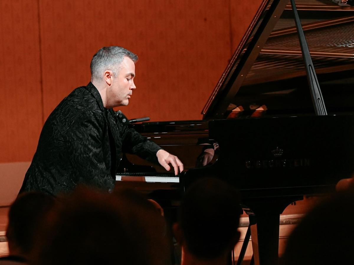 Nicholas McCarthy, il pianista che ha conquistato Londra senza una mano
