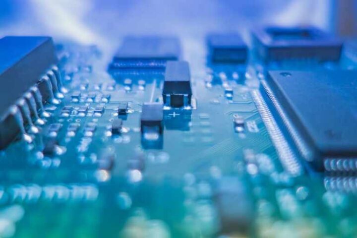 Nvidia supera i 4.000 miliardi di dollari: è la prima azienda pubblica nella storia