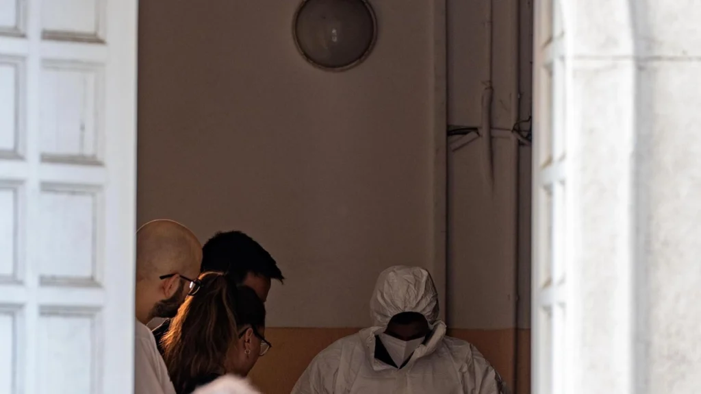 Omicidio a Milano: accoltellato e casa incendiata