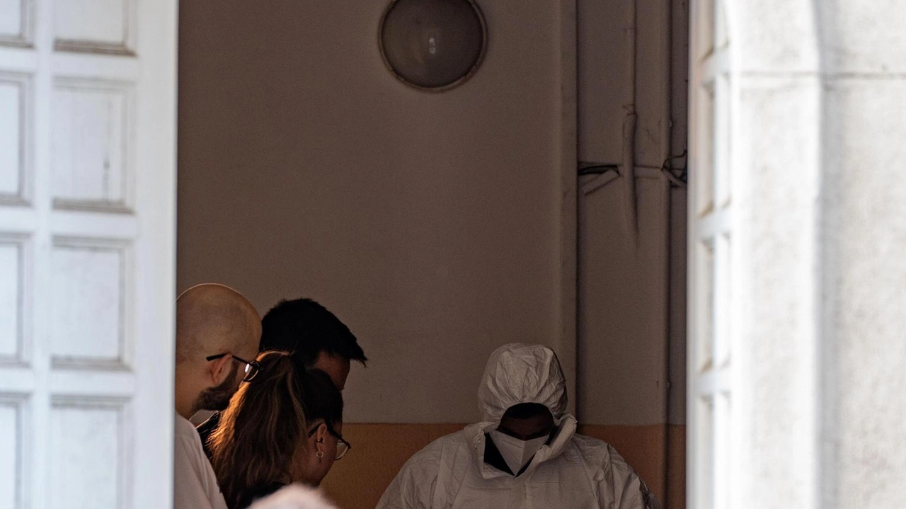 Omicidio a Milano: accoltellato e casa incendiata