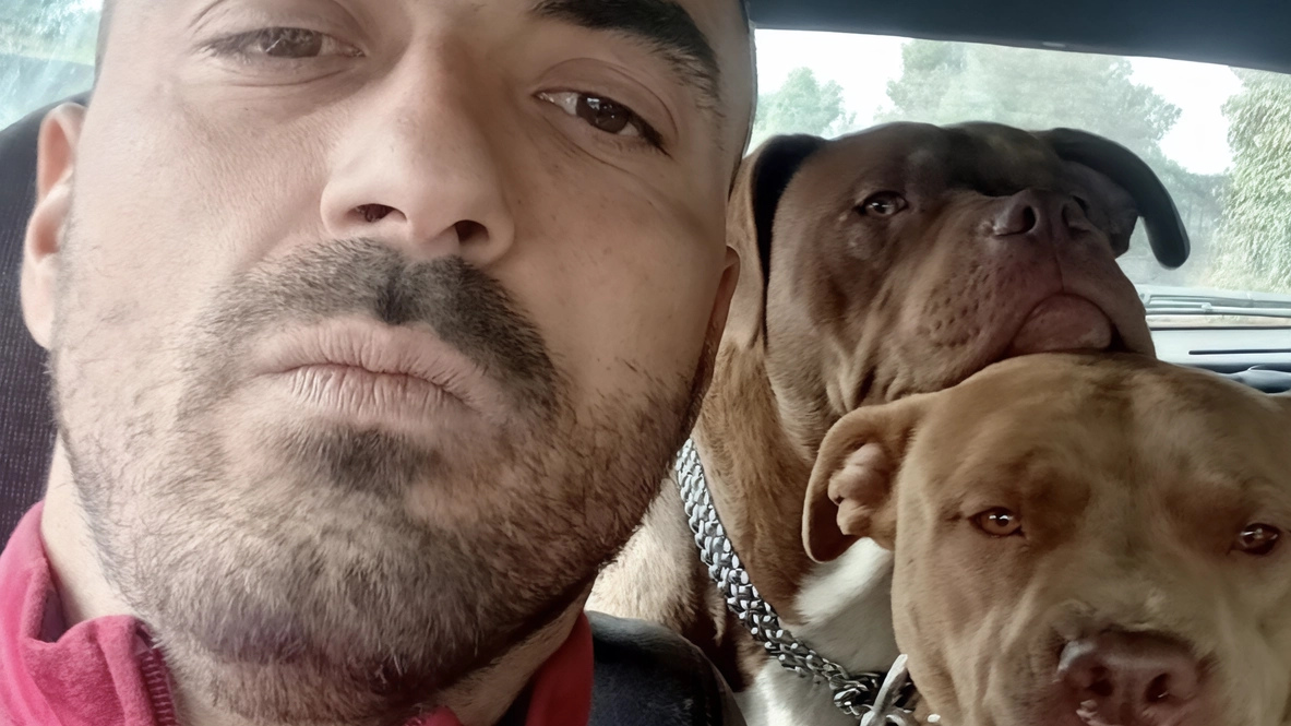 Padre aggredisce e spara al figlio in strada