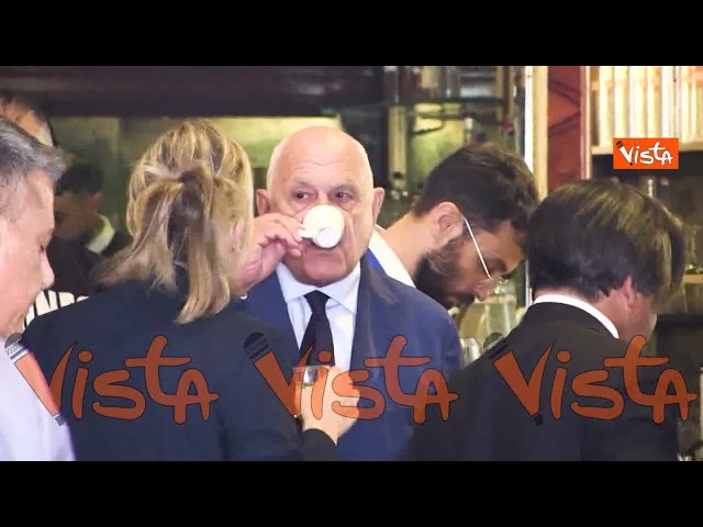 Pausa caffè del Ministro Nordio al convegno "Parlate di mafia" di Fratelli d'Italia