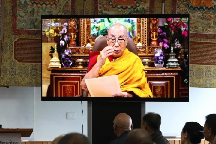 Pechino sfida il Dalai Lama e rivendica la scelta del successore